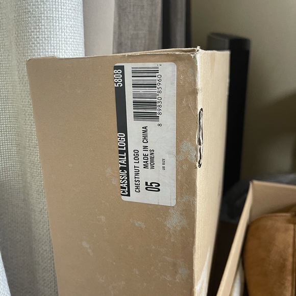 UGG boots in color Tan with UGG print Used - Picture 7 of 7